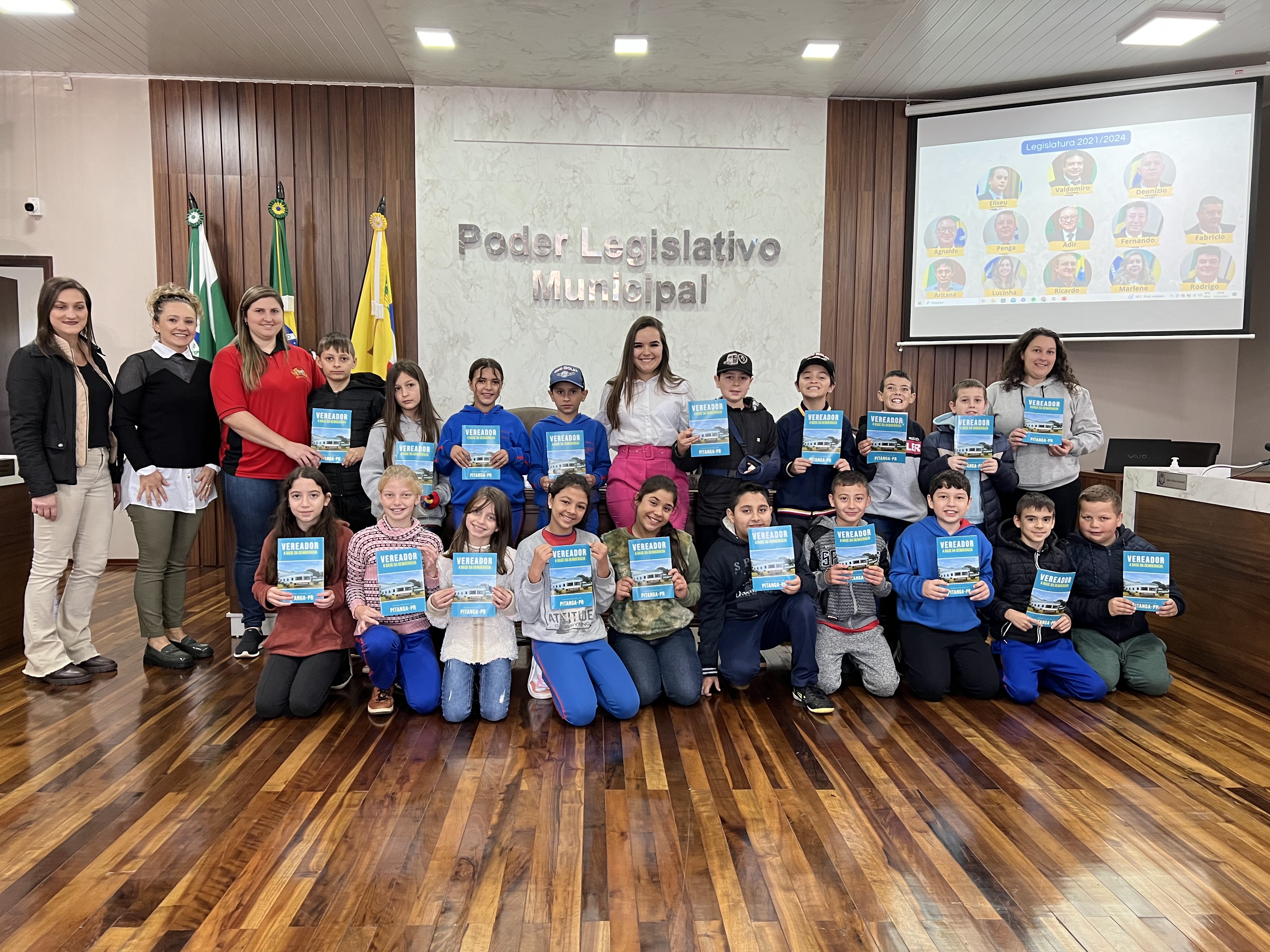 Alunos do 5º ano da Escola Sagrada Família visitam a Câmara Municipal de Pitanga e aprendem sobre os 3 poderes