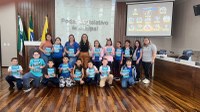 Câmara Municipal de Pitanga Recebe Alunos do 4º Ano da Escola Santa Regina para Aula Expositiva sobre o Legislativo